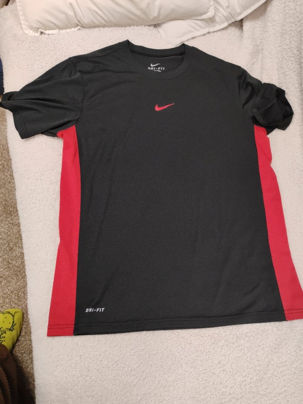 Nike Dri-FIT Athletic Shirt Mens Medium Black Red Short Sleeve Training Running